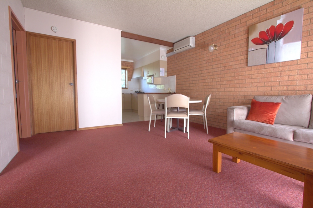 Blue Whale Motor Inn and Apartments 35/55