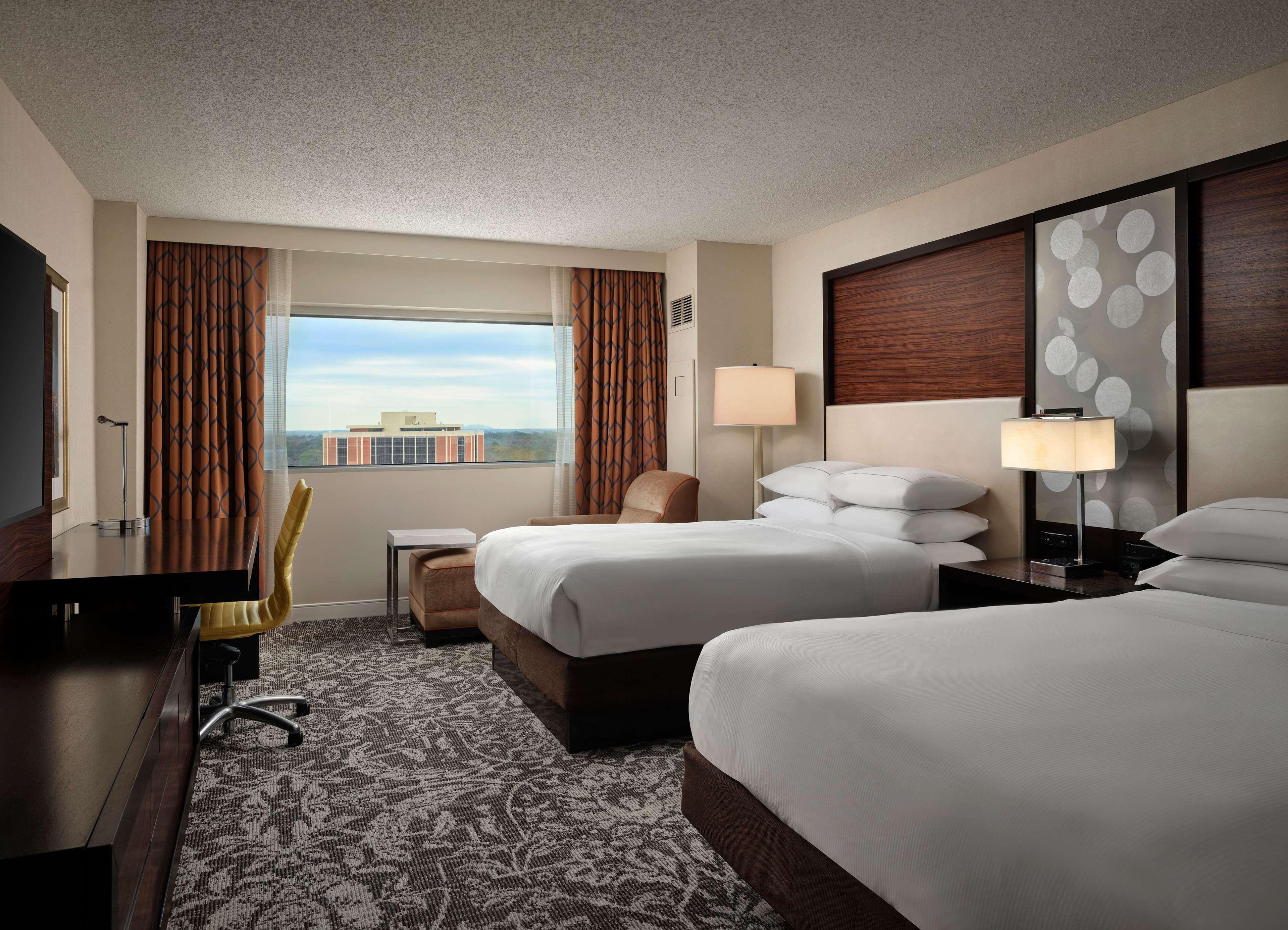 CITY, 2 QUEEN BEDS, RUNWAY VIEW