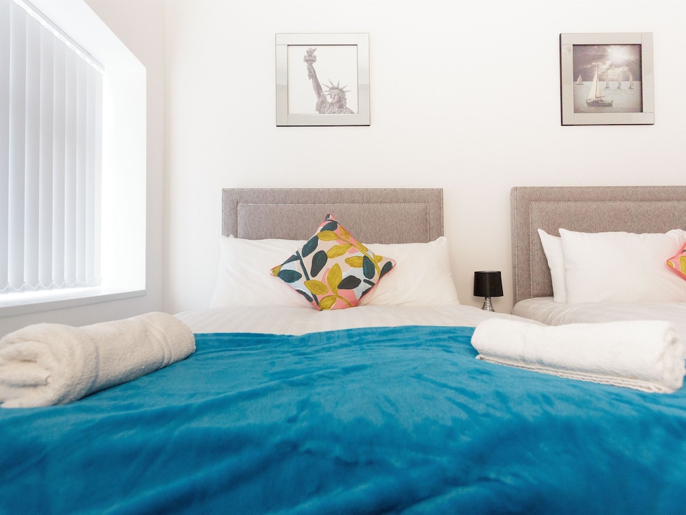 Deluxe, Apartment, 1 Single and 2 Double Beds, Private Bathroom، Live In Leeds Greenhill Bungalows 10/10