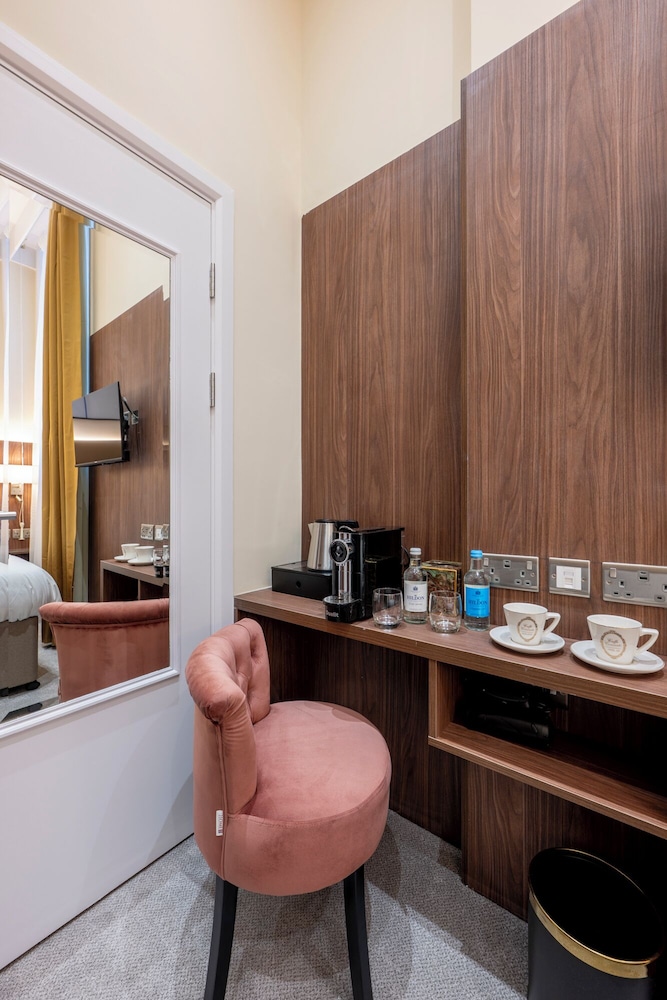 Castleton Hotel 39/61