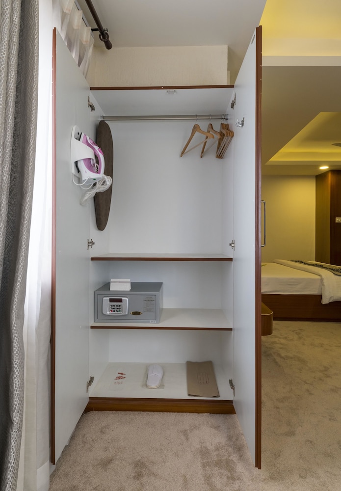 Hotel Emirates 38/38