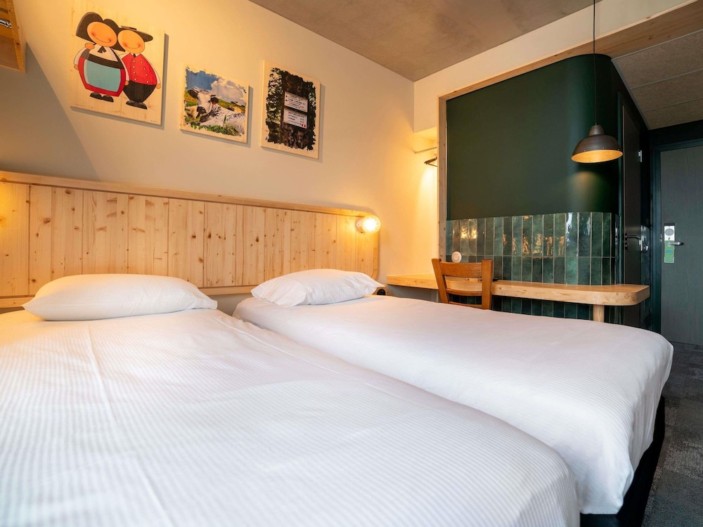 Pop, Twin Beds
