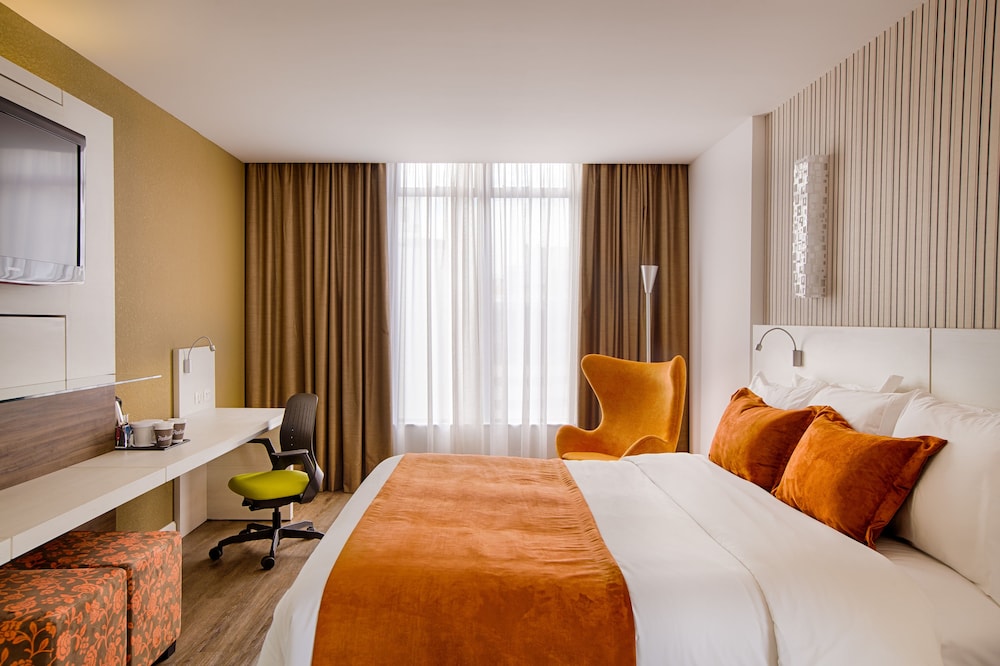 BUSINESS, QUEEN BED