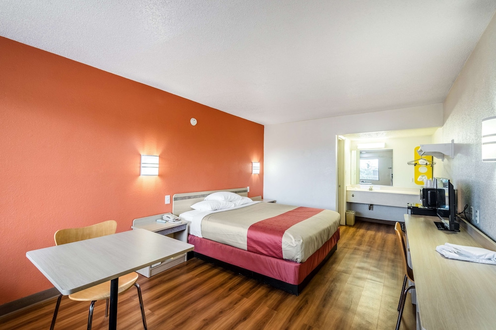 غرفة قياسية بسرير كوين، Motel6 Anniston, AL 2/4