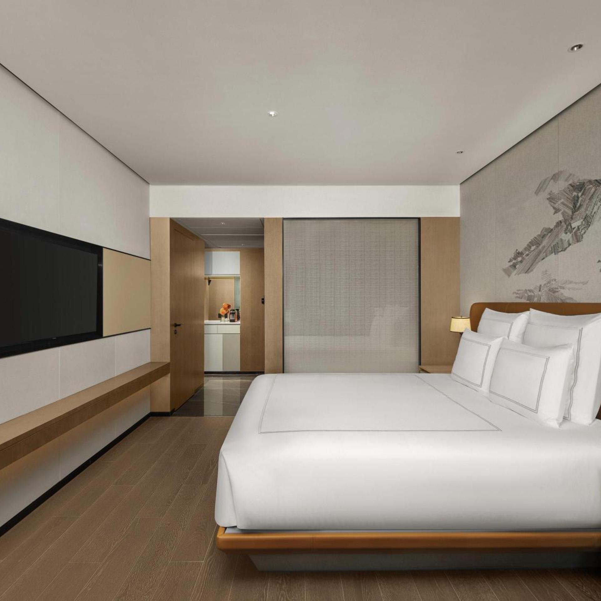 Grand, Swiss, Executive, King Bed, Lounge Access