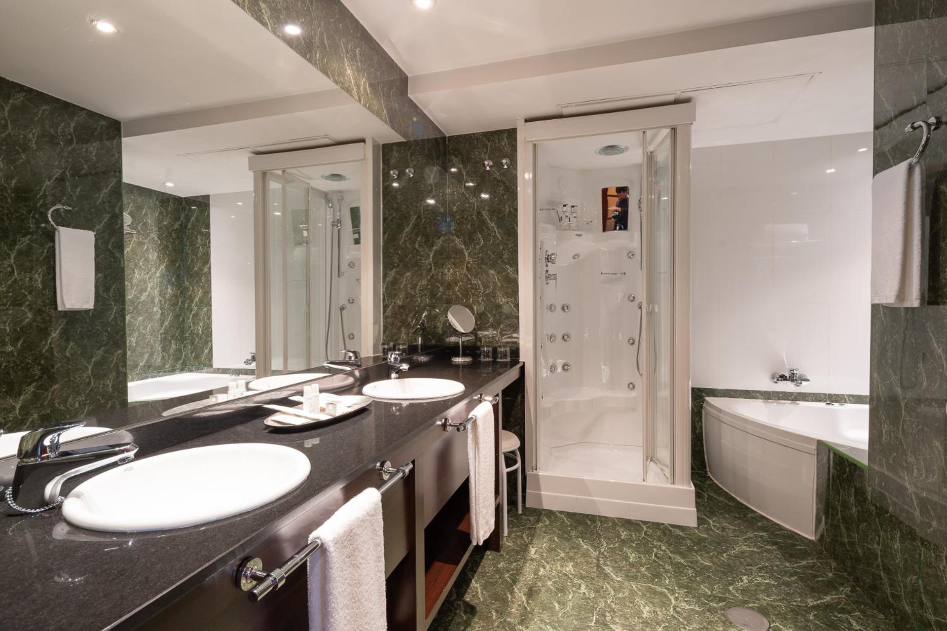 غرفة رومانسية، Gran Hotel Attica 21 Las Rozas Formerly Gran Hotel Las Rozas 3/3