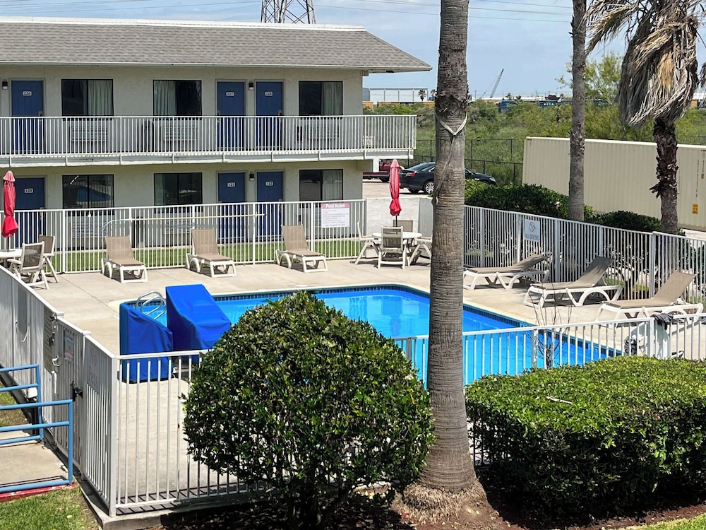 Studio6 Galveston, TX 33/39