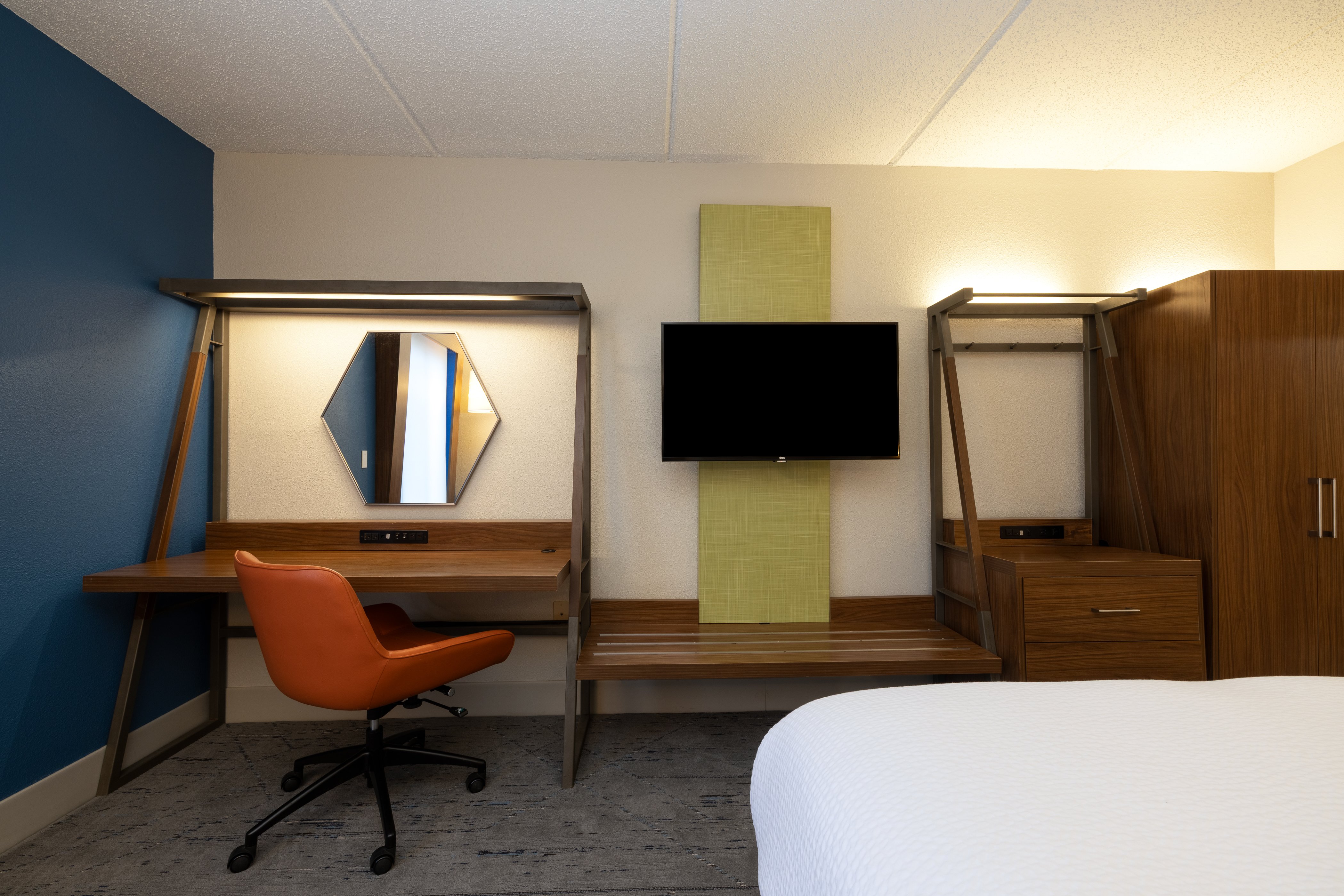 Holiday Inn Express Charleston US Hwy 17 & I-526 65/77