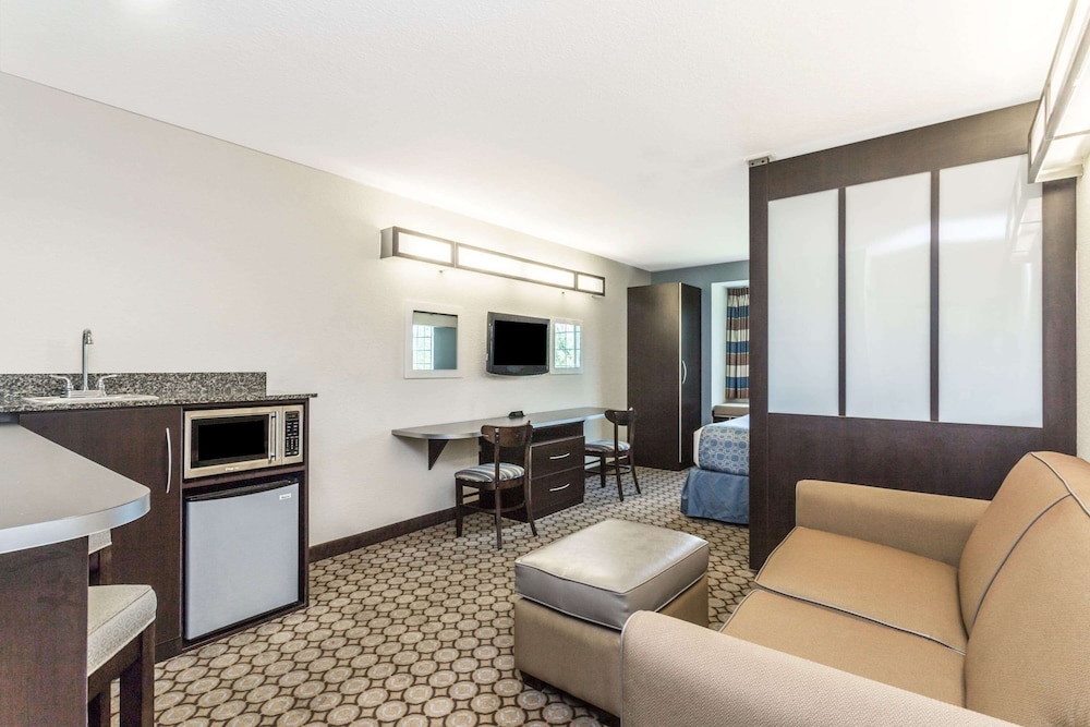Microtel Inn & Suites by Wyndham Spring Hill/Weeki Wachee 21/30
