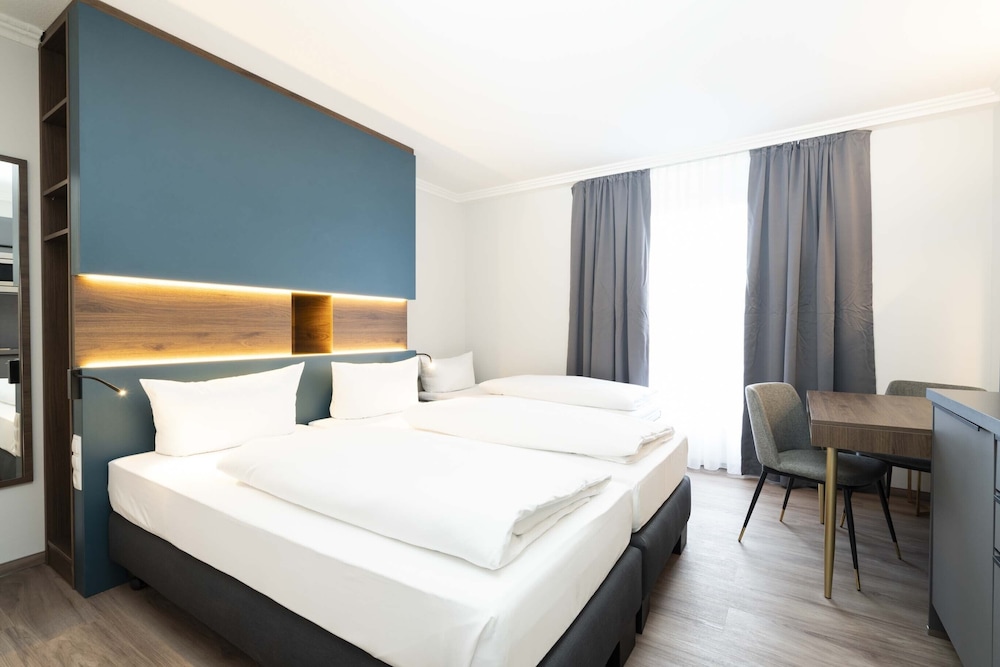 Studio, Queen Bed, Sofa
