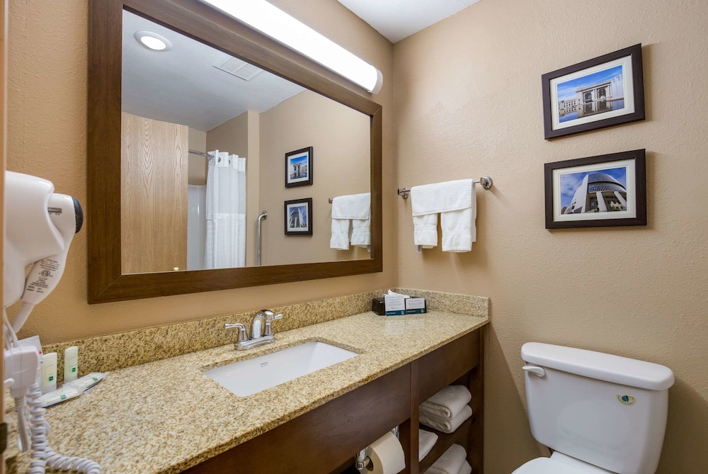 Quality Inn I-70 Near Kansas Speedway 24/45