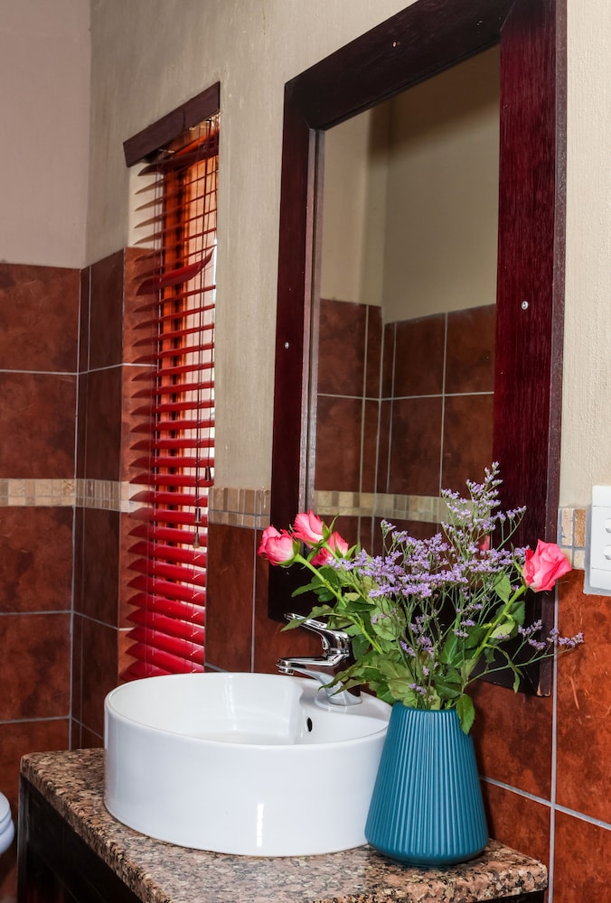 Thaba Legae Guest Lodge 40/43
