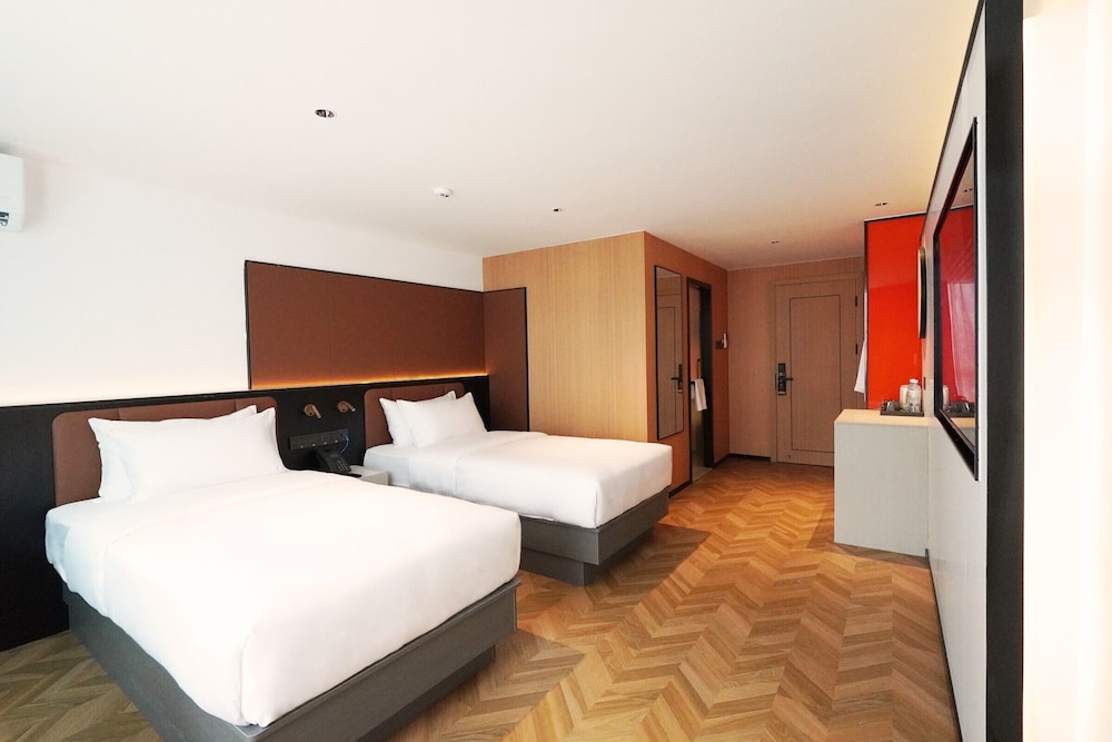 DELUXE, 2 DOUBLE BEDS
