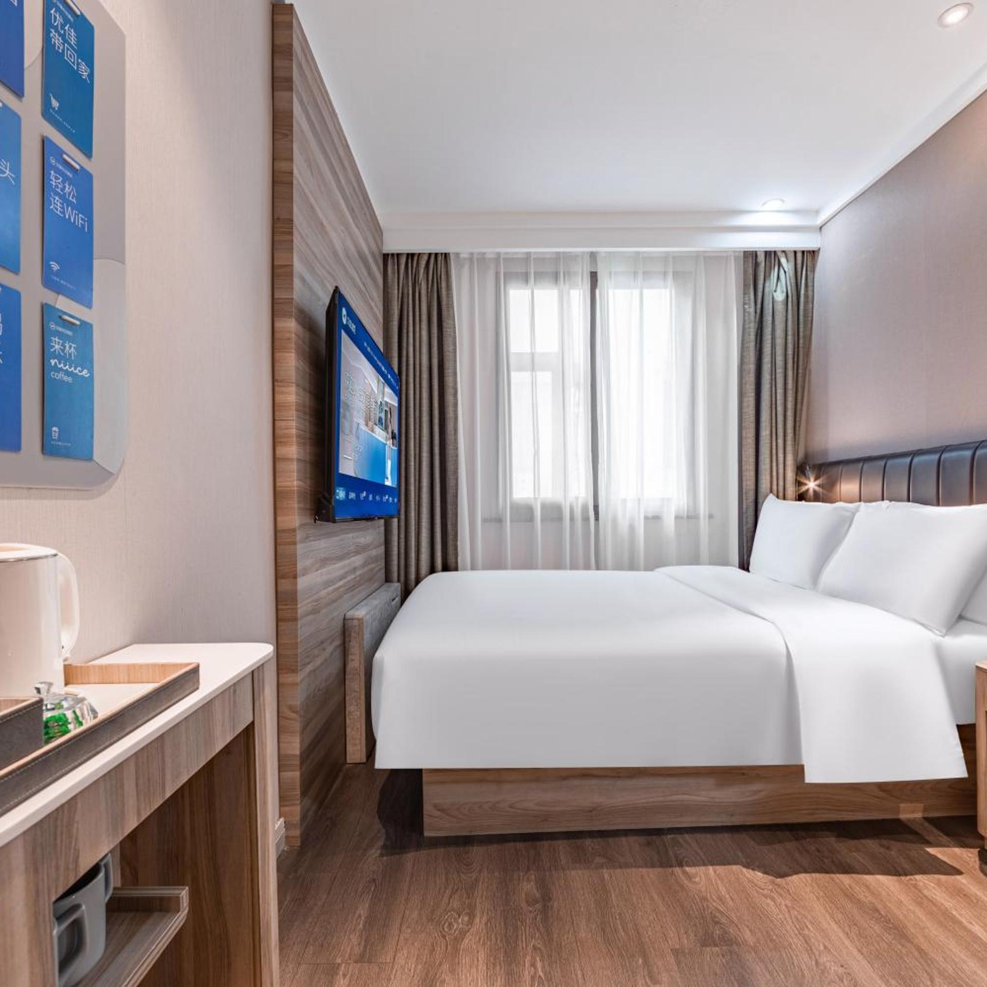 HanTing Premium Hotel (Shanghai Loushanguan Road Subway Station) 25/50