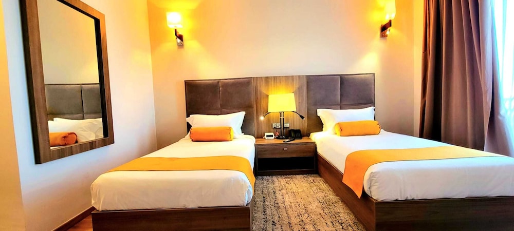 غرفة بسريرين منفصلين وسريرين كينج، TH BonRoyal Hotel 4/6