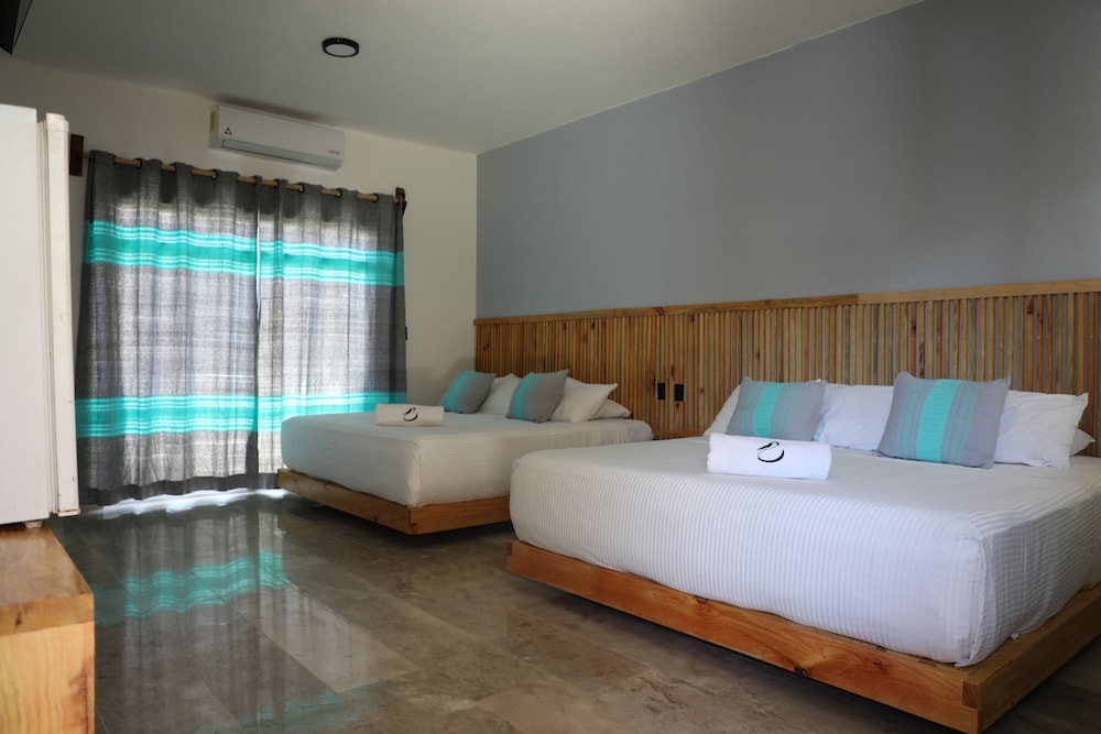 STANDARD, 2 KING BEDS