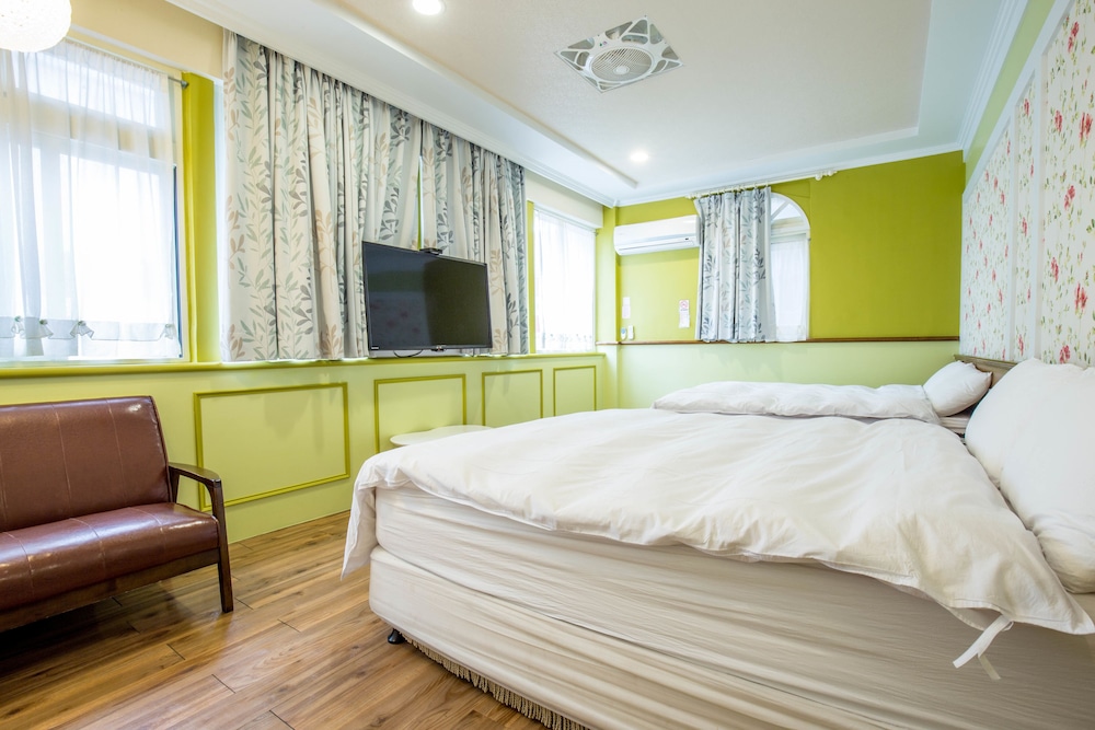 N. Castle Hotel 14/41