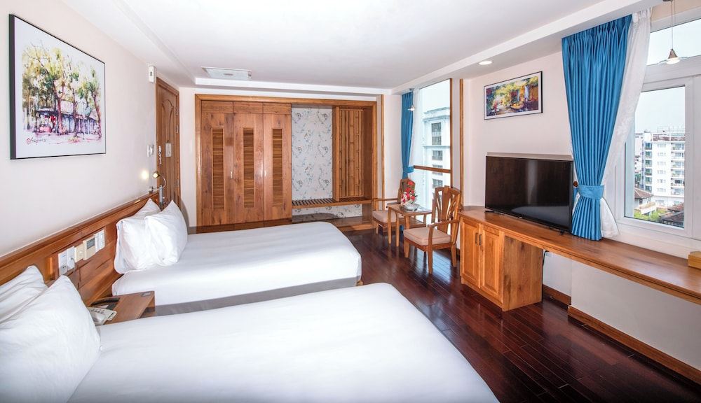 DELUXE, DOUBLE OR TWIN BED, CITY VIEW