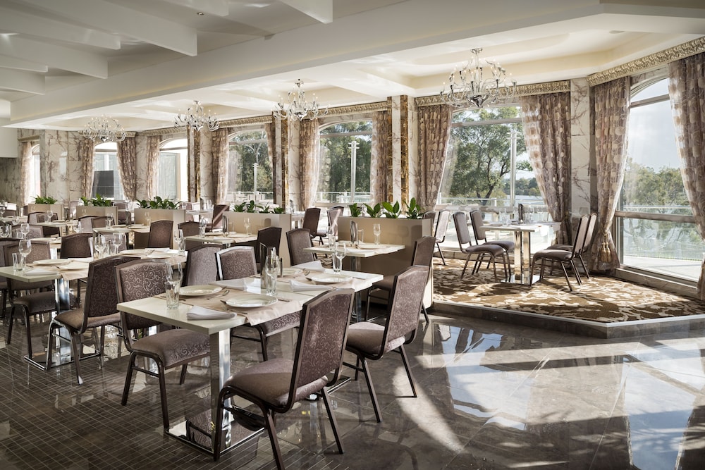 Swan River Hotel 43/56