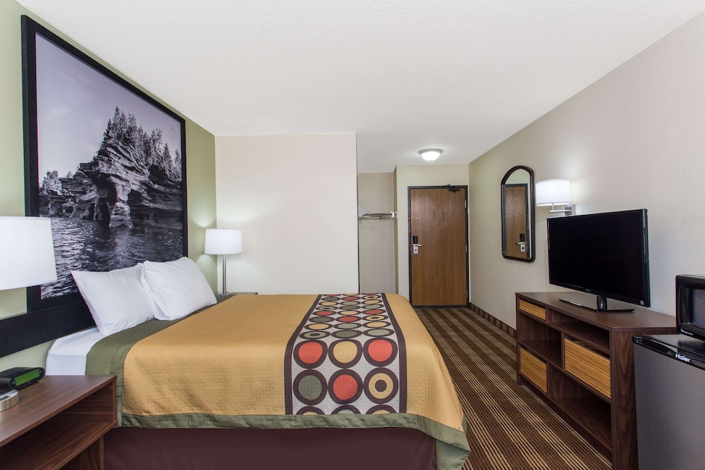 Super 8 By Wyndham Eau Claire I-94 9/20