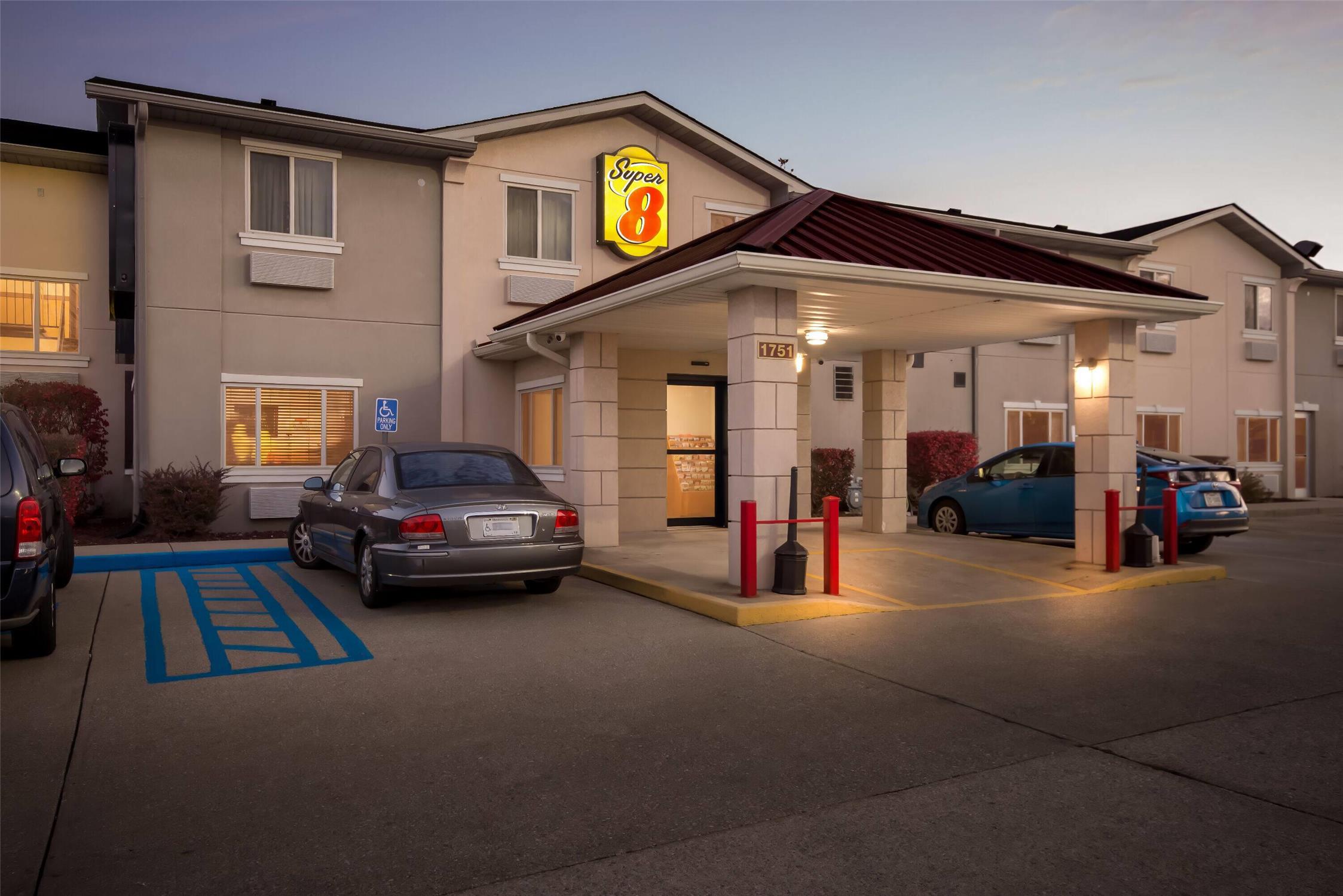 Super 8 by Wyndham Bloomington University Area 38/41
