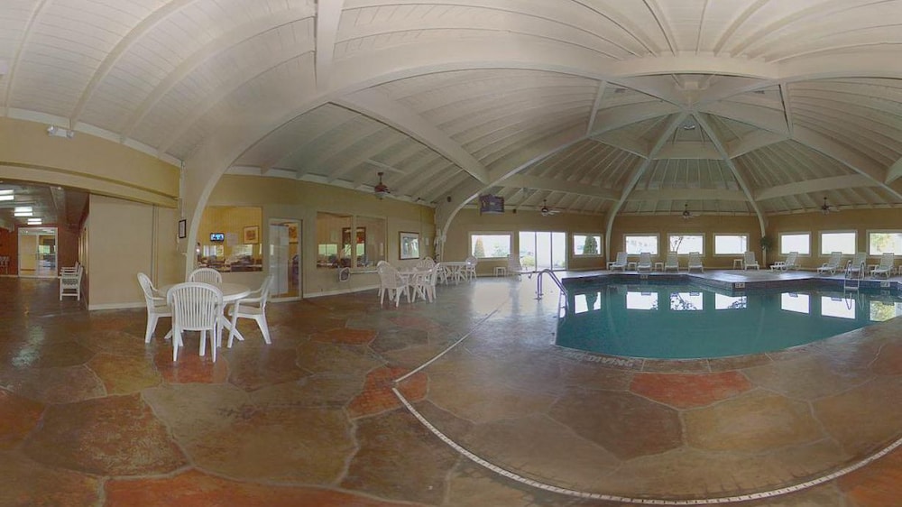 Rodeway Inn & Suites Youngstown 42/60