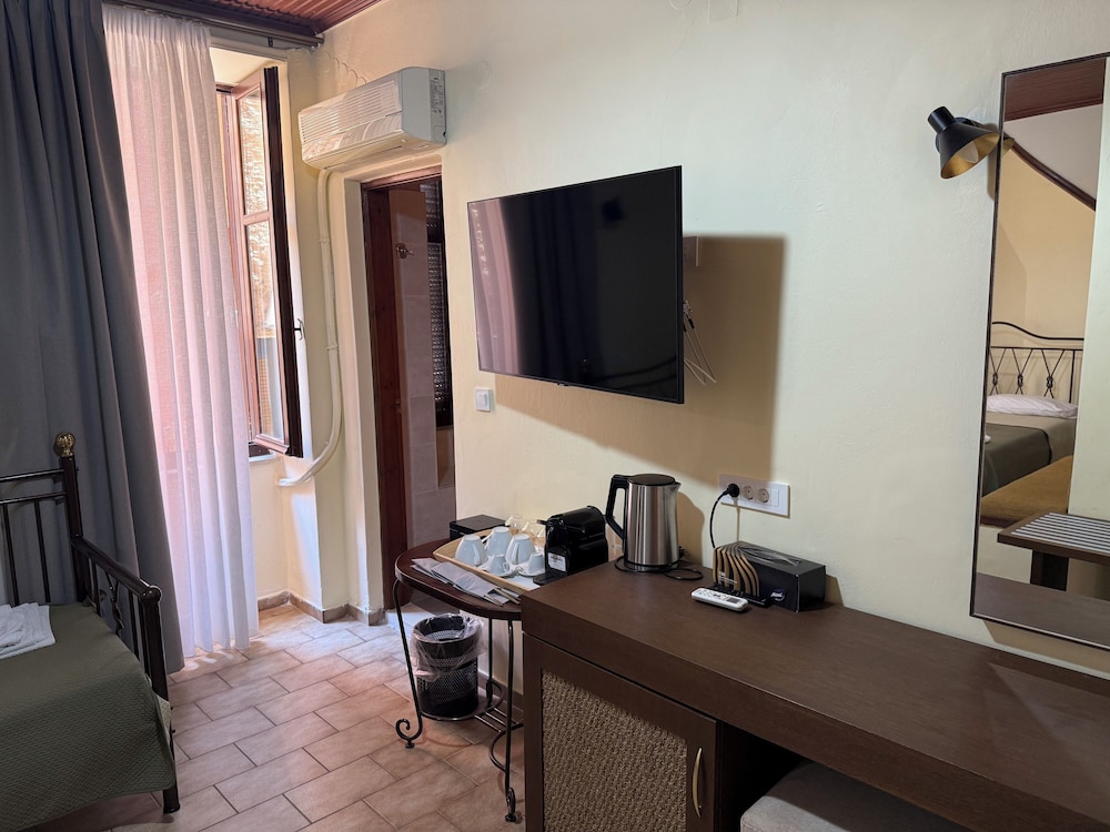 Helena Hotel 40/50
