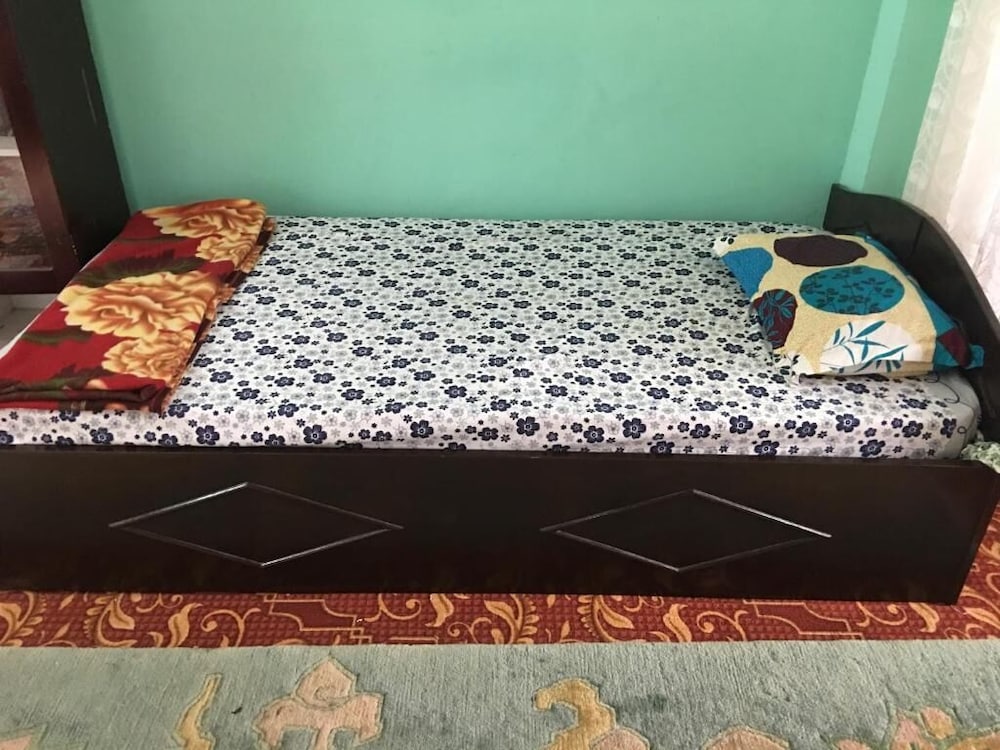 Sara's Backpackers Hotel 20/74