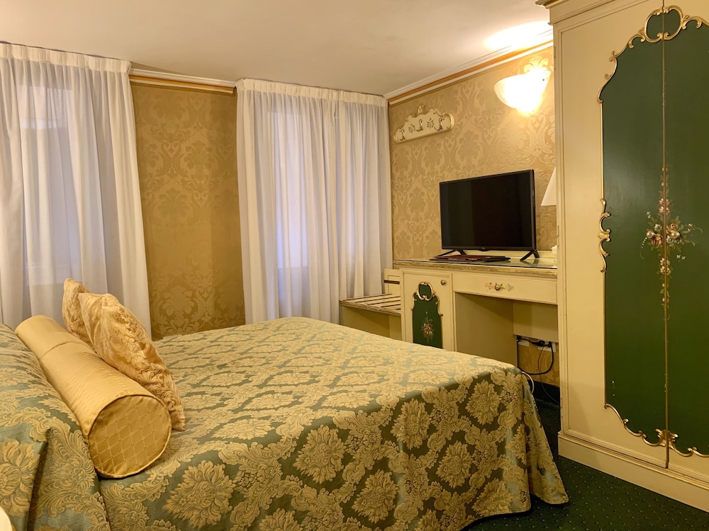 ROOM, TRIPLE, 1 DOUBLE AND 1 SINGLE BED