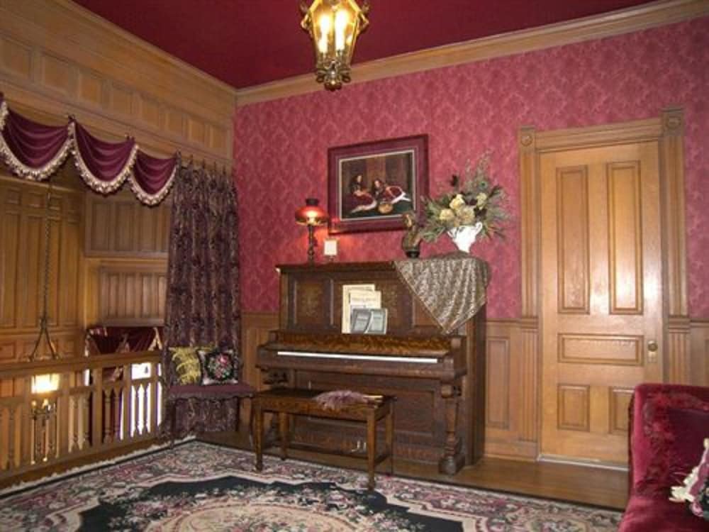 Alexander Mansion Historic Bed and Breakfast 9/48