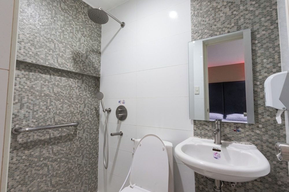 Hotel Sogo Alabang Rotonda 26/27