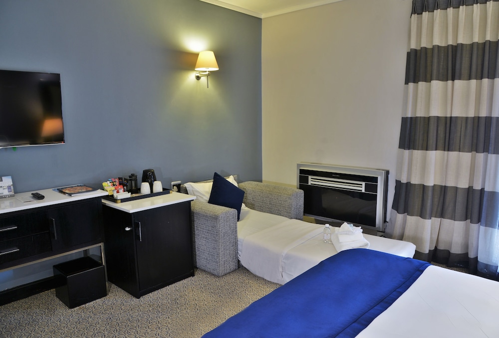 غرفة عائلية بسريرين منفصلين مع أريكة، The Commodore Hotel 9/10