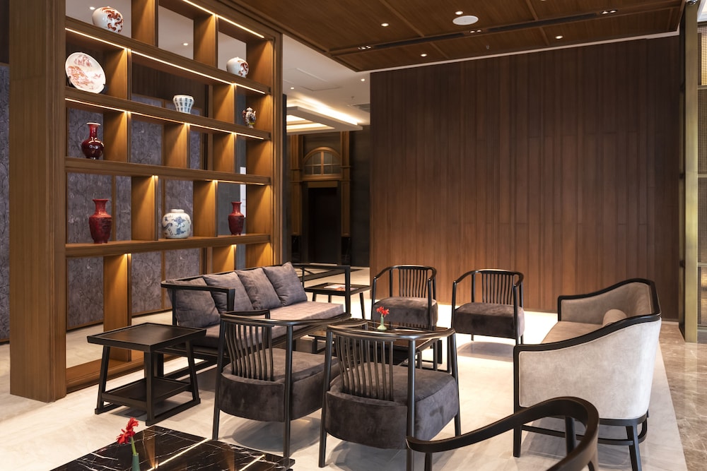 Ramada Plaza By Wyndham Chao Fah 43/67