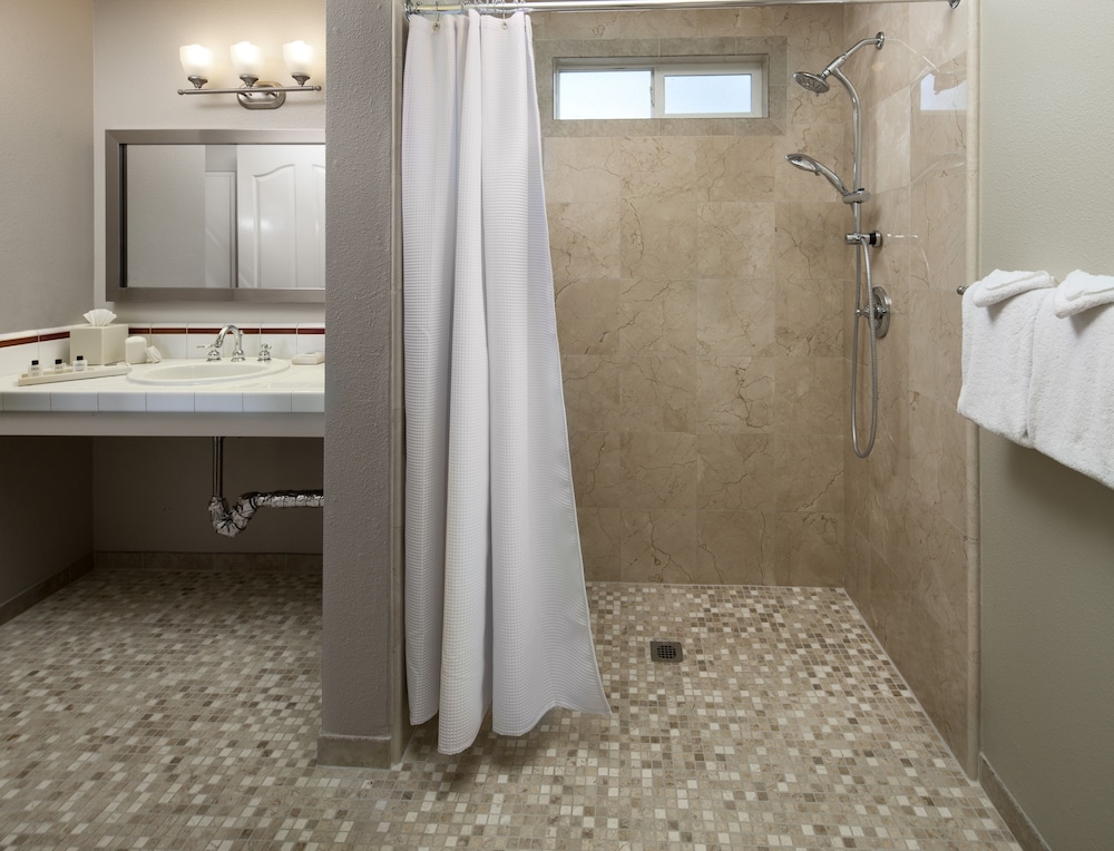 Cambria Landing Inn & Suites 24/35