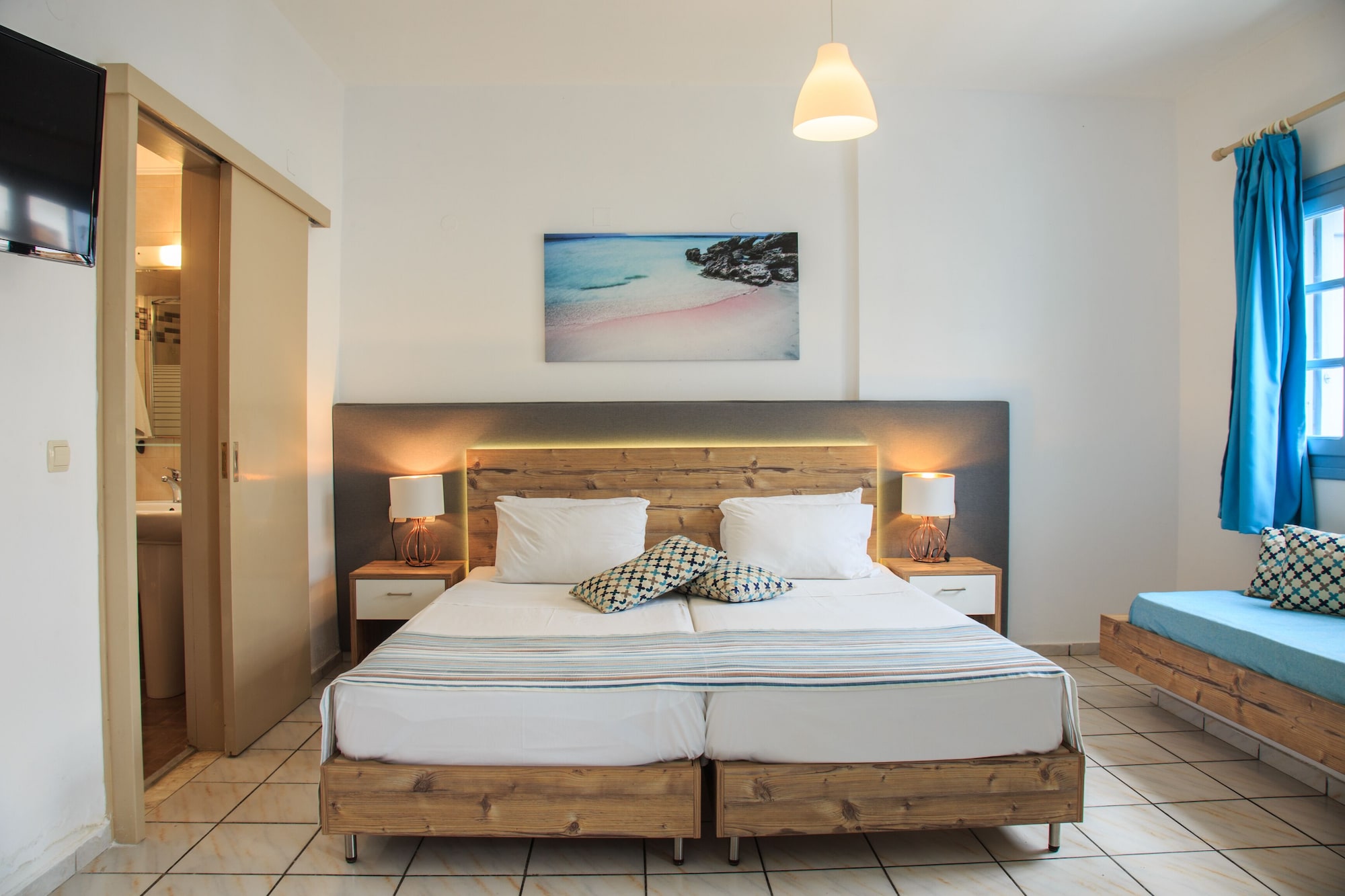 Room, Triple, Twin Beds, Lateral Side Sea View, Sofa