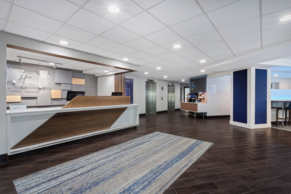 Holiday Inn Express and Suites Cincinnati Riverfront, an IHG Hotel 8/64
