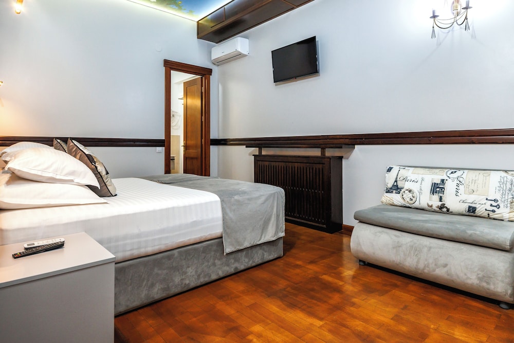 Basic, King Bed, No Window