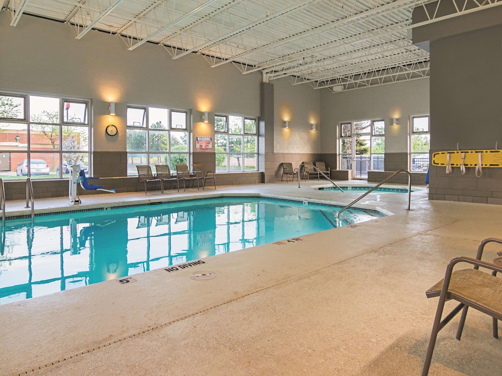 La Quinta Inn & Suites by Wyndham Detroit Utica 1/49