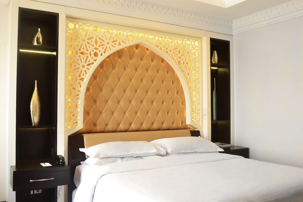 غرفة ديلوكس بسرير كينج بشرفة، Sheraton Sharjah Beach Resort Spa 5/10