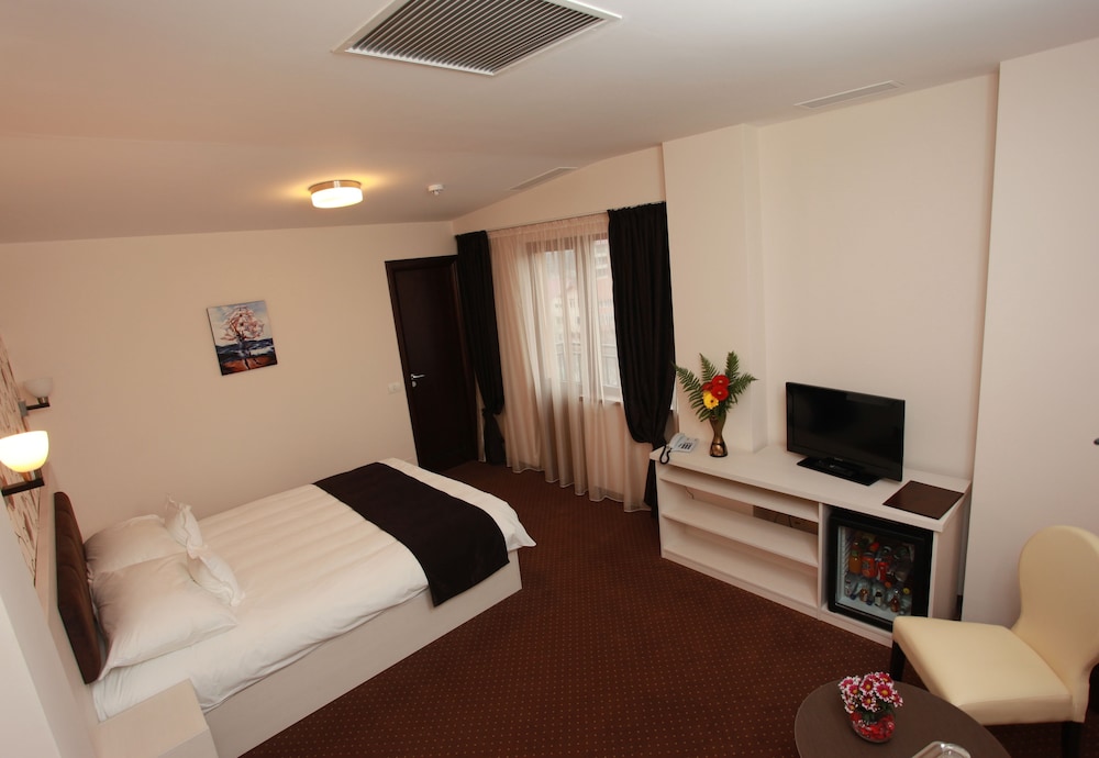 West Plaza Hotel 11/39