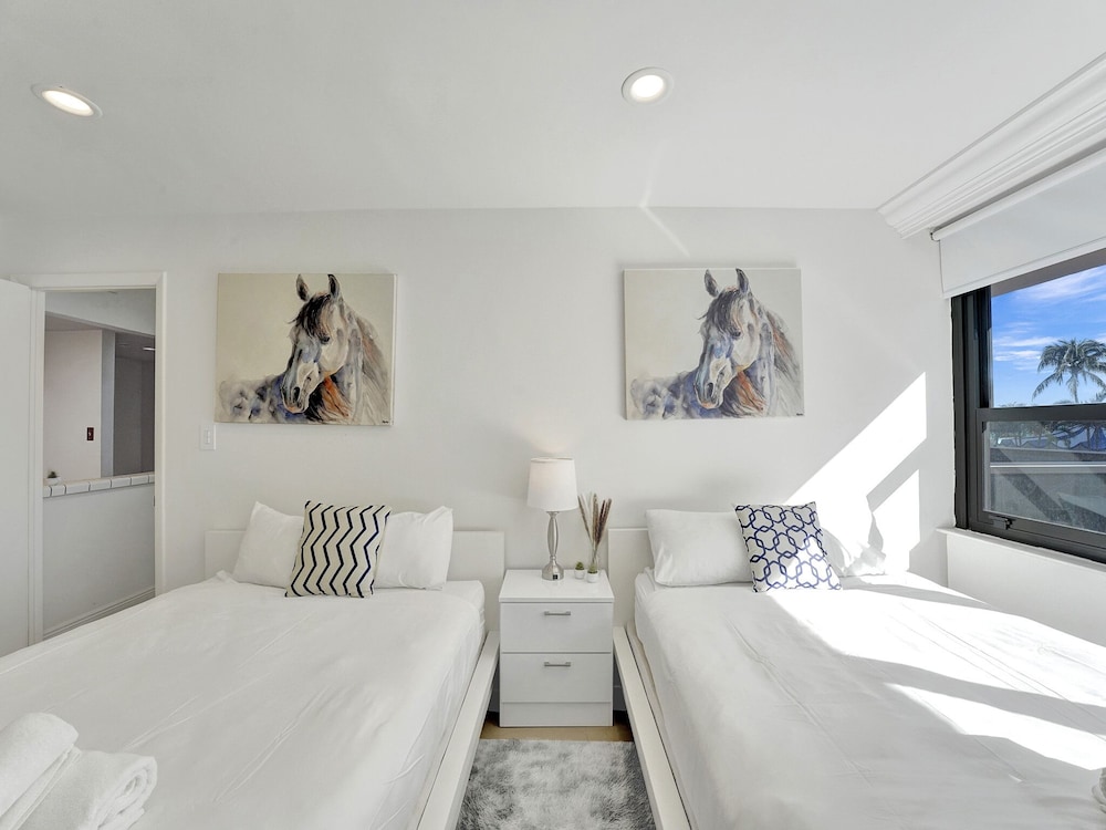 Cozy, Condo, Beach, 4 Queen Beds, Sofa