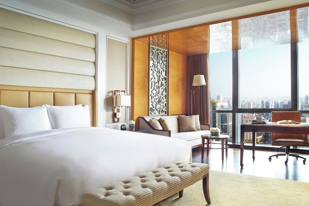 Club, King Bed, Square View