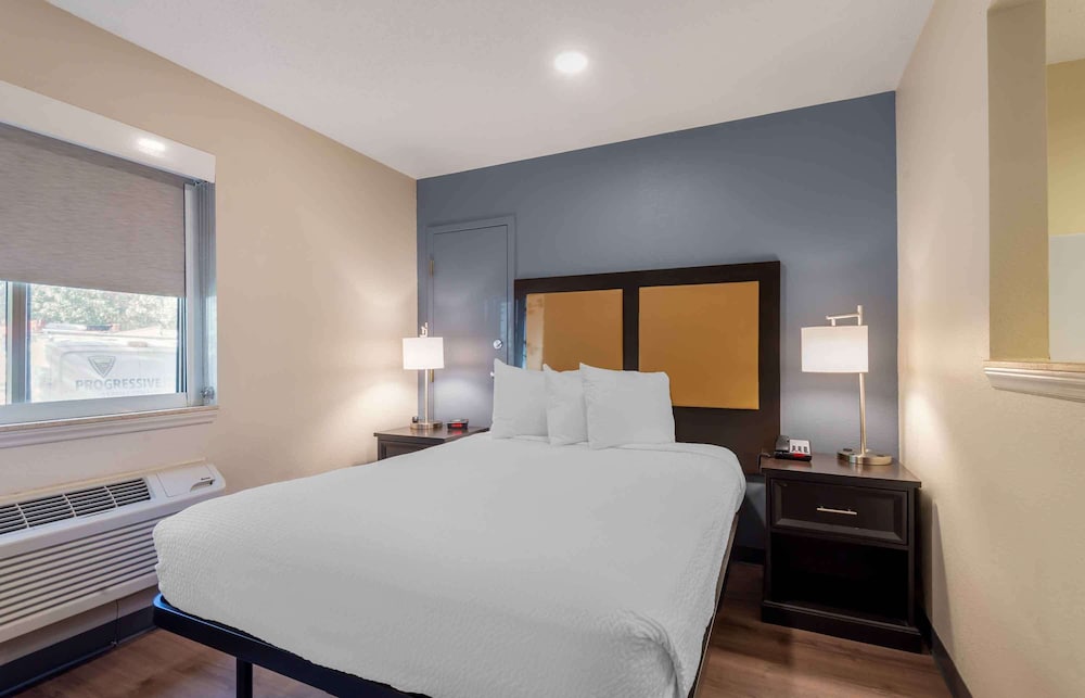DELUXE, STUDIO, QUEEN BED, SOFA