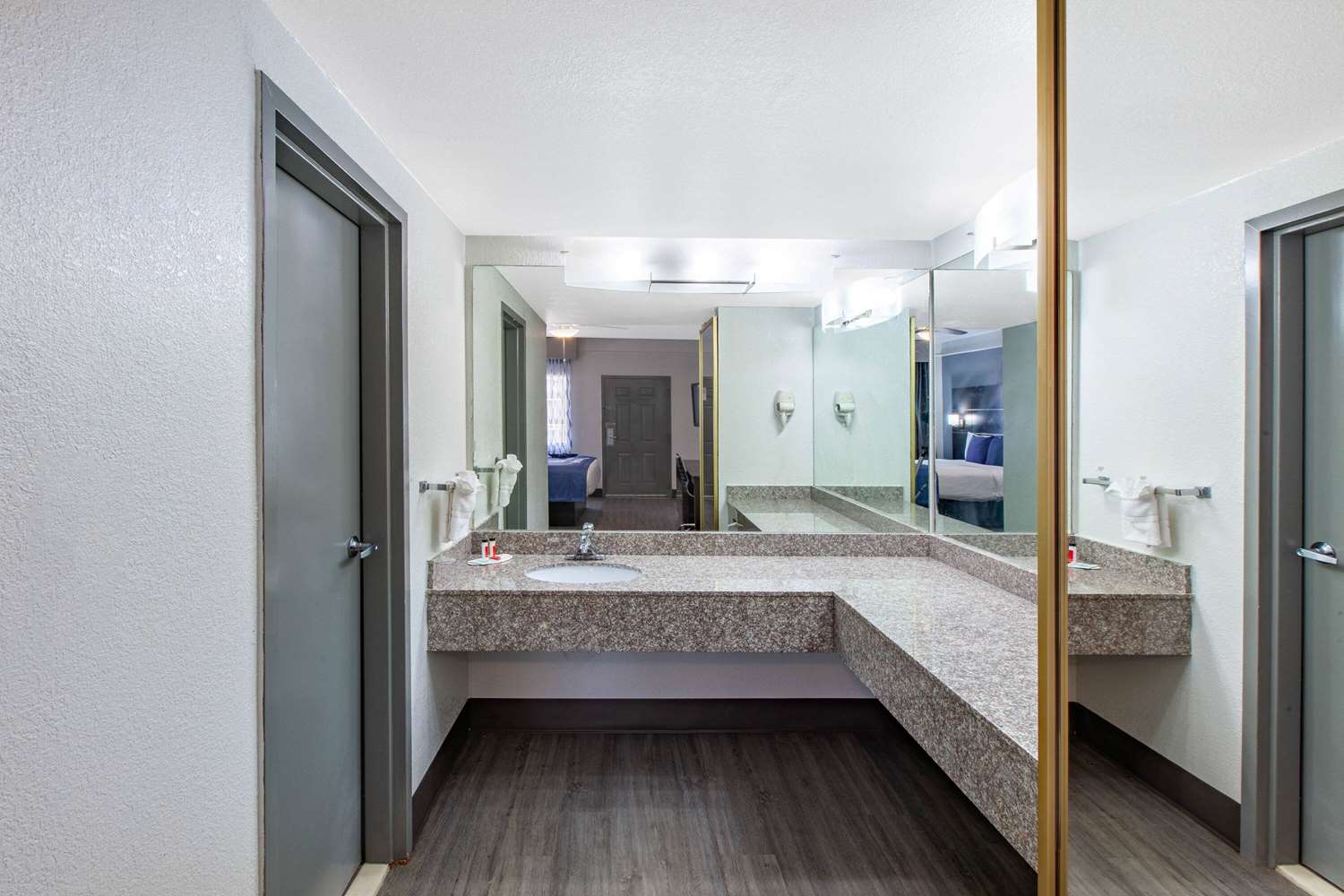 Days Inn & Suites by Wyndham NASA Space Center Houston 17/17