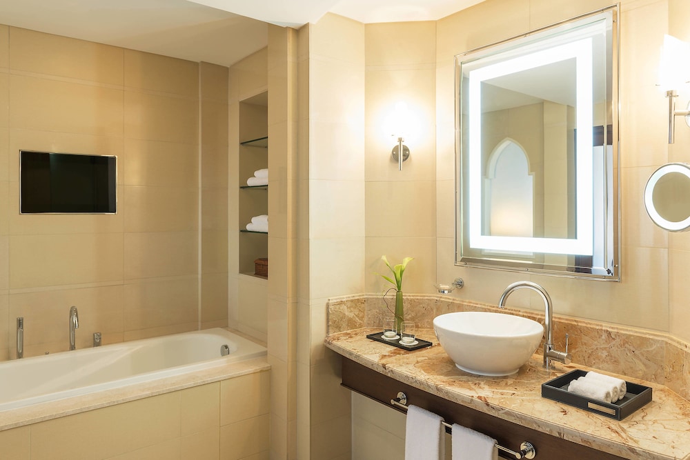 Sheraton Oman Hotel 32/81