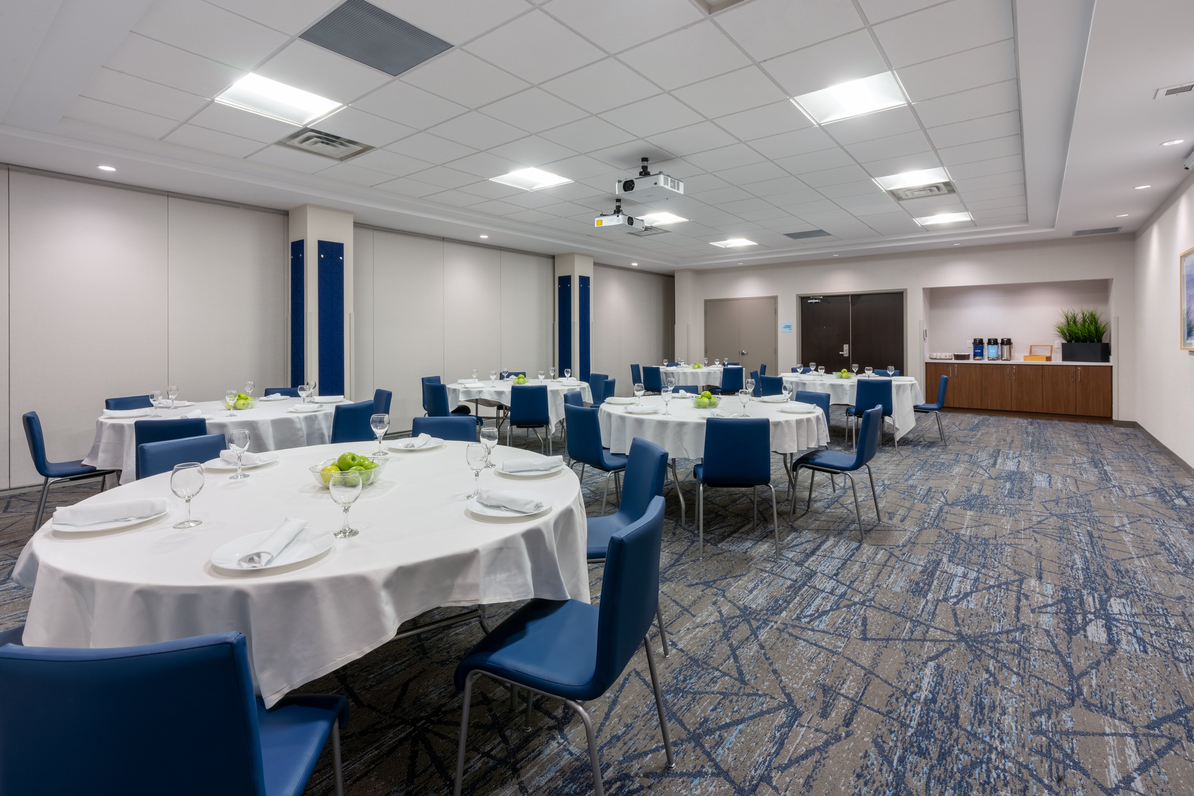 Holiday Inn Express Suites Vaughan 70/78
