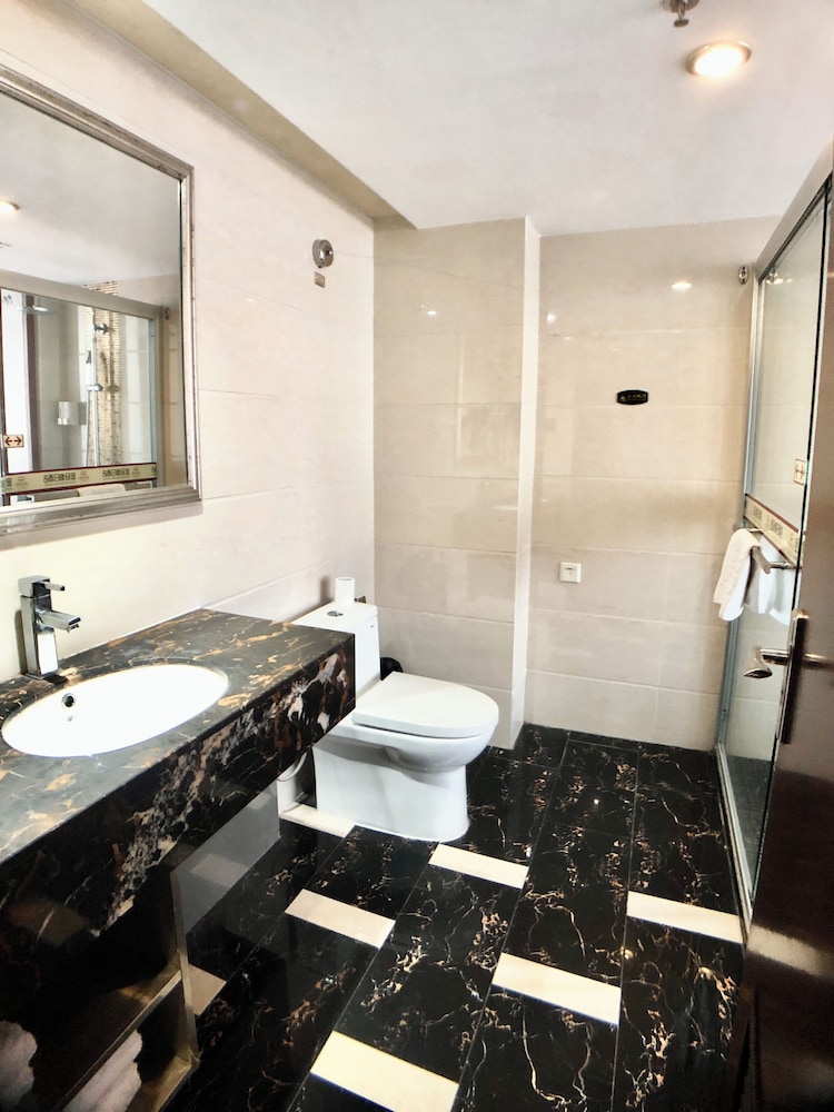 Zhuhai Jinguan Holiday Hotel 37/39