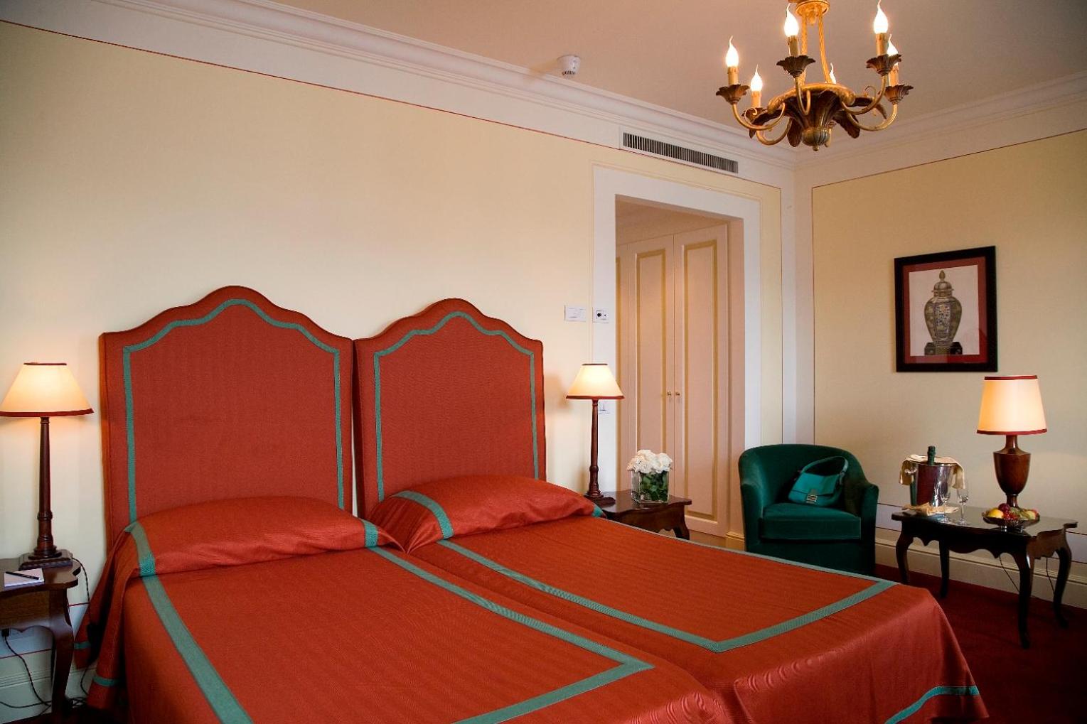 Deluxe, Queen Bed, Partial Lake View