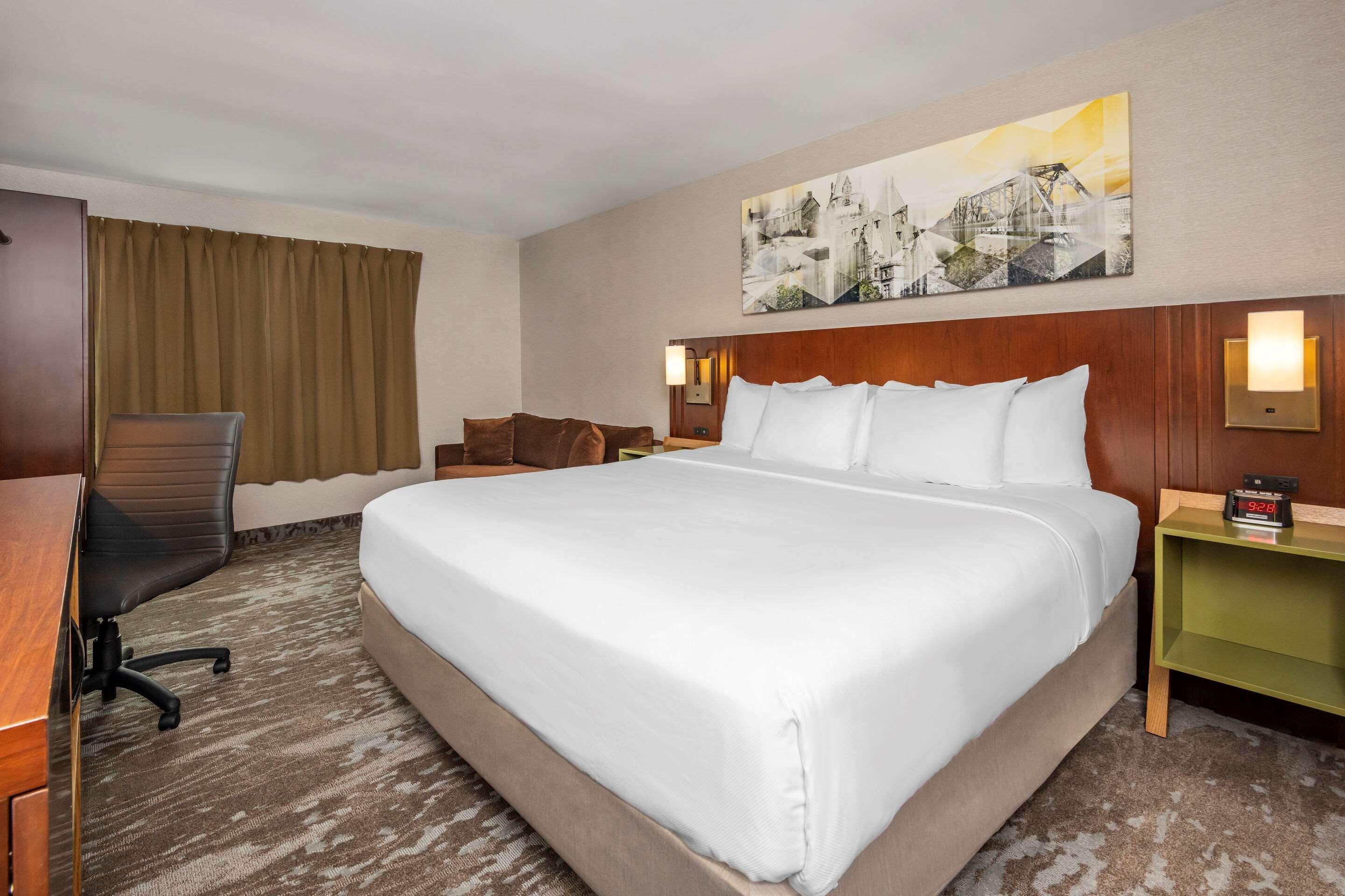 ROOM, KING BED