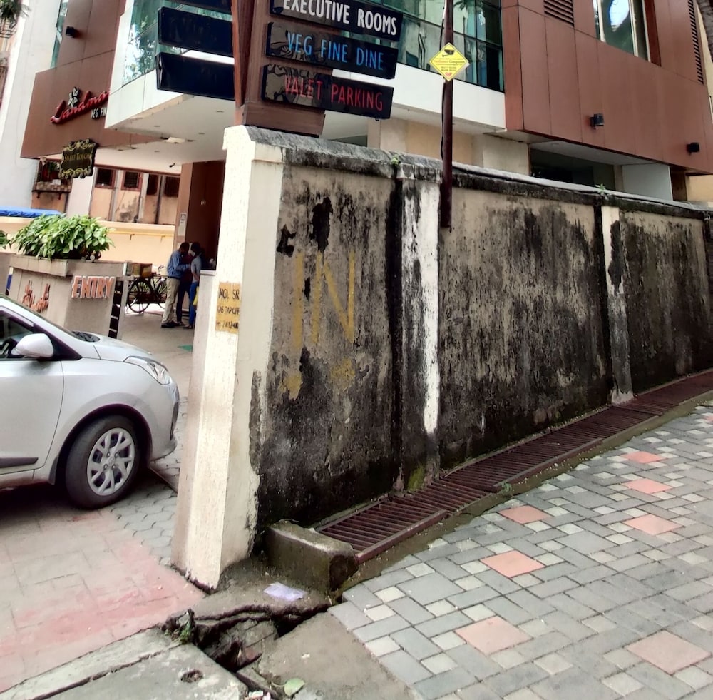 Landmark Residency 48/49